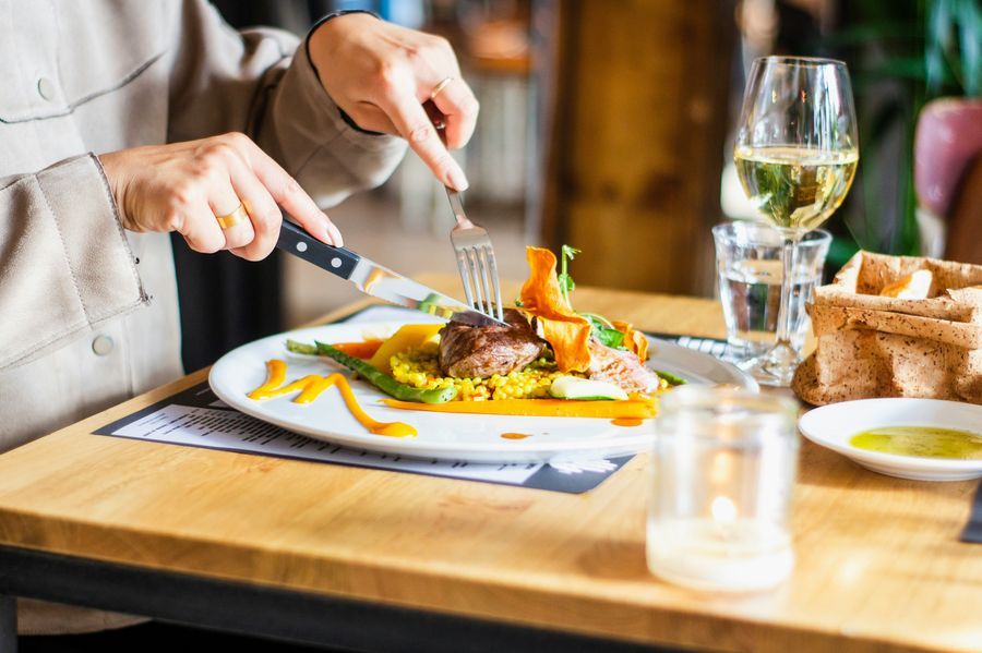 Plato servido en la mesa de un restaurante